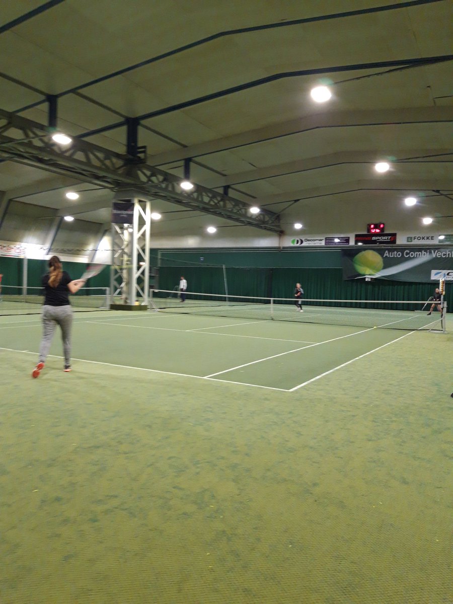 AutoCombi's tweet photo. AUTO COMBI VECHTDAL CUP l We zijn weer begonnen met de jaarlijkse @Gemeentecup 🙌🏼🎾 met dank ook aan de ballensponsor van het toernooi: @PrinsSport 🤩🎾 https://t.co/towOGQttR0