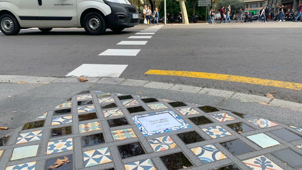 btvnoticies's tweet photo. Apareixen uns mosaics en un tram de vorera de la plaça d’Urquinaona que havia estat malmesa durant les protestes dels últims dies. Qui hi ha al darrere? Us ho expliquem ⬇

https://t.co/SxQz1gdtGw https://t.co/LFmdjqcuJQ