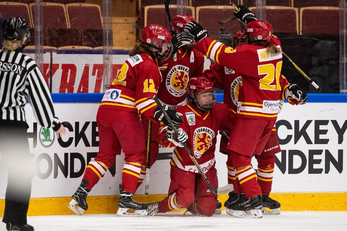 swehockeyse's tweet photo. Småland tar sig till final i TV-pucken 2019! Vinst över Ångermanland med 2-1 tog tjejerna till final och Ångermanland spelar bronsmatch imorgon #tvpucken https://t.co/LMl4iPB28p