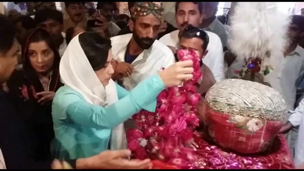 Dawoodpotojamal's tweet photo. @fbhutto laying #floral #wreaths at the #grave of #SZAB in #GarhiKhudaBuxBhutto. #PPPSB https://t.co/zO8zMBEHlj