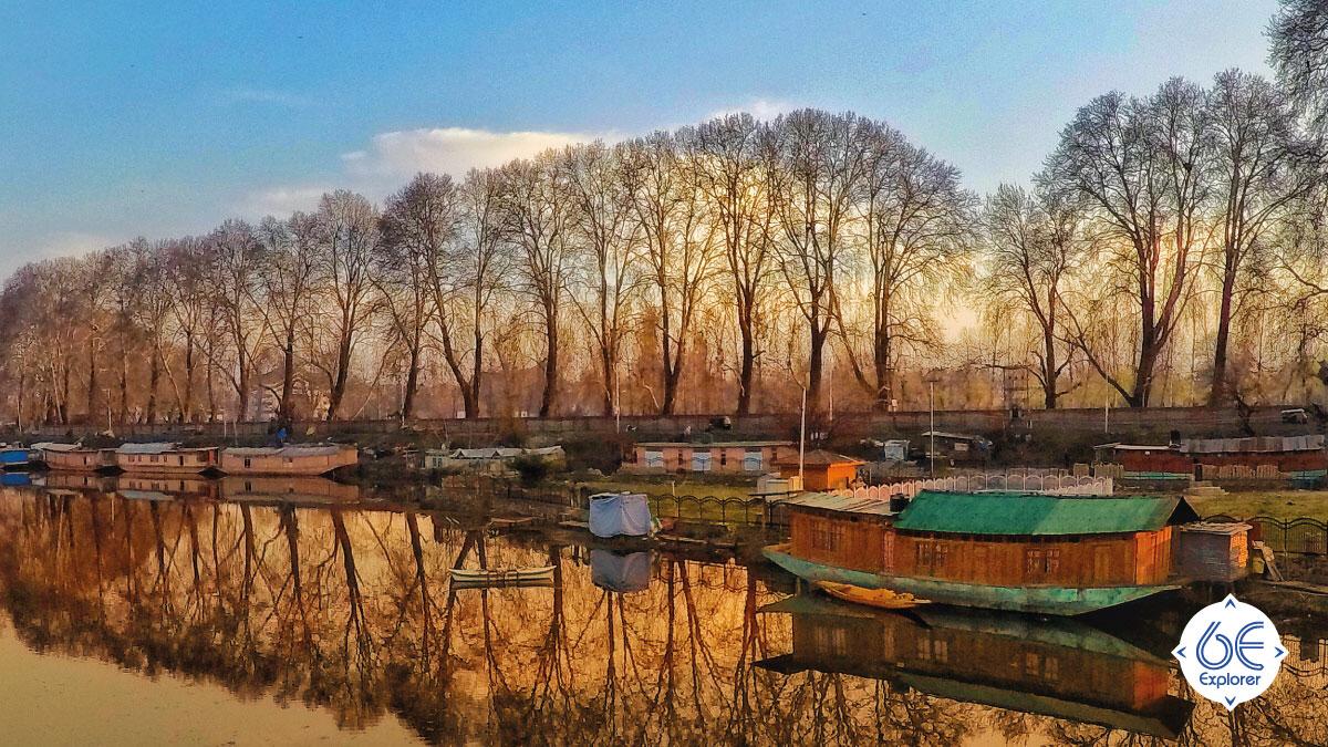 IndiGo6E's tweet photo. Popularly known as the Jewel of Srinagar and enclosed by the majestic Pir Panjal mountains, lies the gleaming Dal Lake. Here is a breathtaking capture of the lake. #6Eexplorer #LetsIndiGo #travelphotography #travel https://t.co/0RKBhYetpr