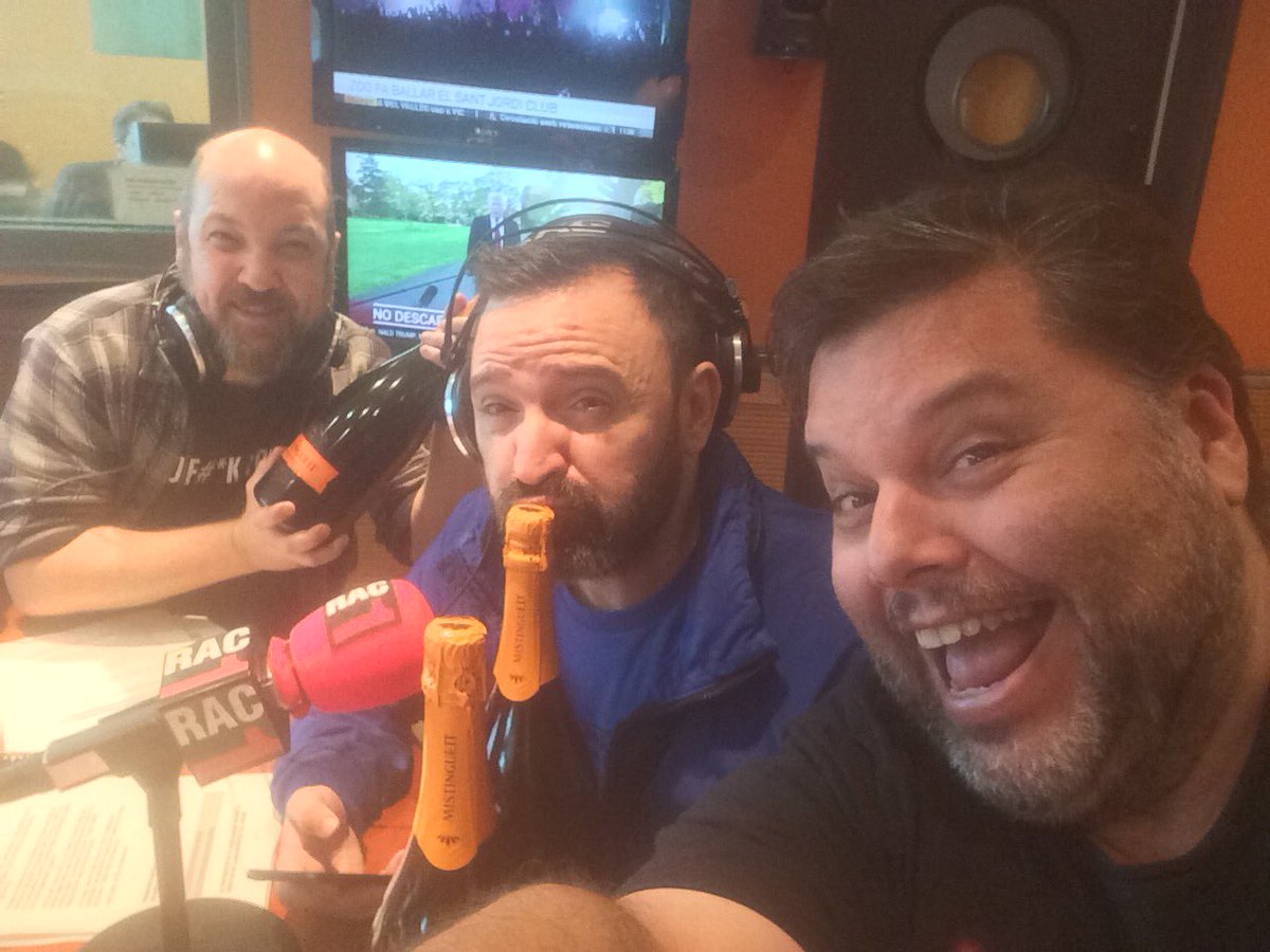 vialliure's tweet photo. Els Pantalleros @tgarciaramon @Alxmonty i @BlaiMorell van demanar Magnums de @MistinguettSW i aquí els tenen!!!!  Moltes gràcies!!! https://t.co/uBdJqST8bt