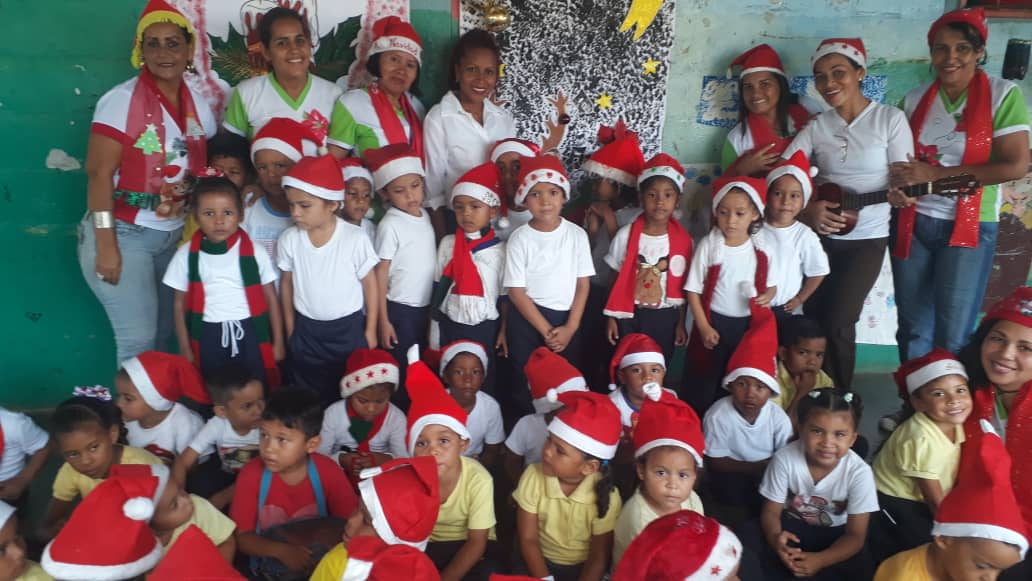 ROSELYSALAZAR's tweet photo. .@AlcaldiaCaroni @OviedoPSUV #01NOV19 Asi inicia la navidad en el CEI 19 de Abril, del Barrio 25 dw Marzo en San Felix. Con la legria y el entusiasmo de nuestros niños y niñas de Venezuela saldremos victorioso. #SomosGenteDePaz #NavidadesFelices2019 https://t.co/PVY9vDhkWj