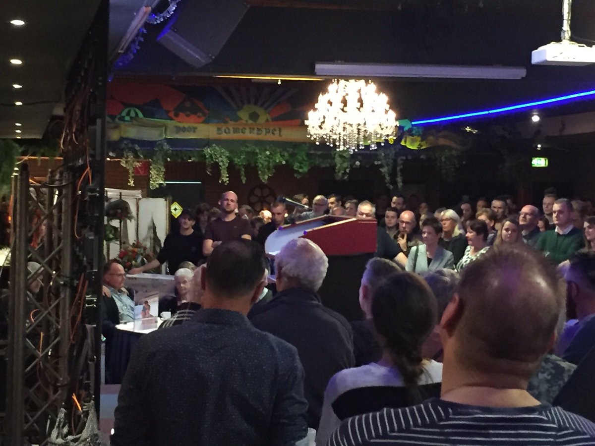 fvanzeeland's tweet photo. Indrukkend afscheid van onze zoon broer en neef.
Precies zo als hij het zou willen.
En zoals moeder zei jonge truste https://t.co/U126GXFrlK