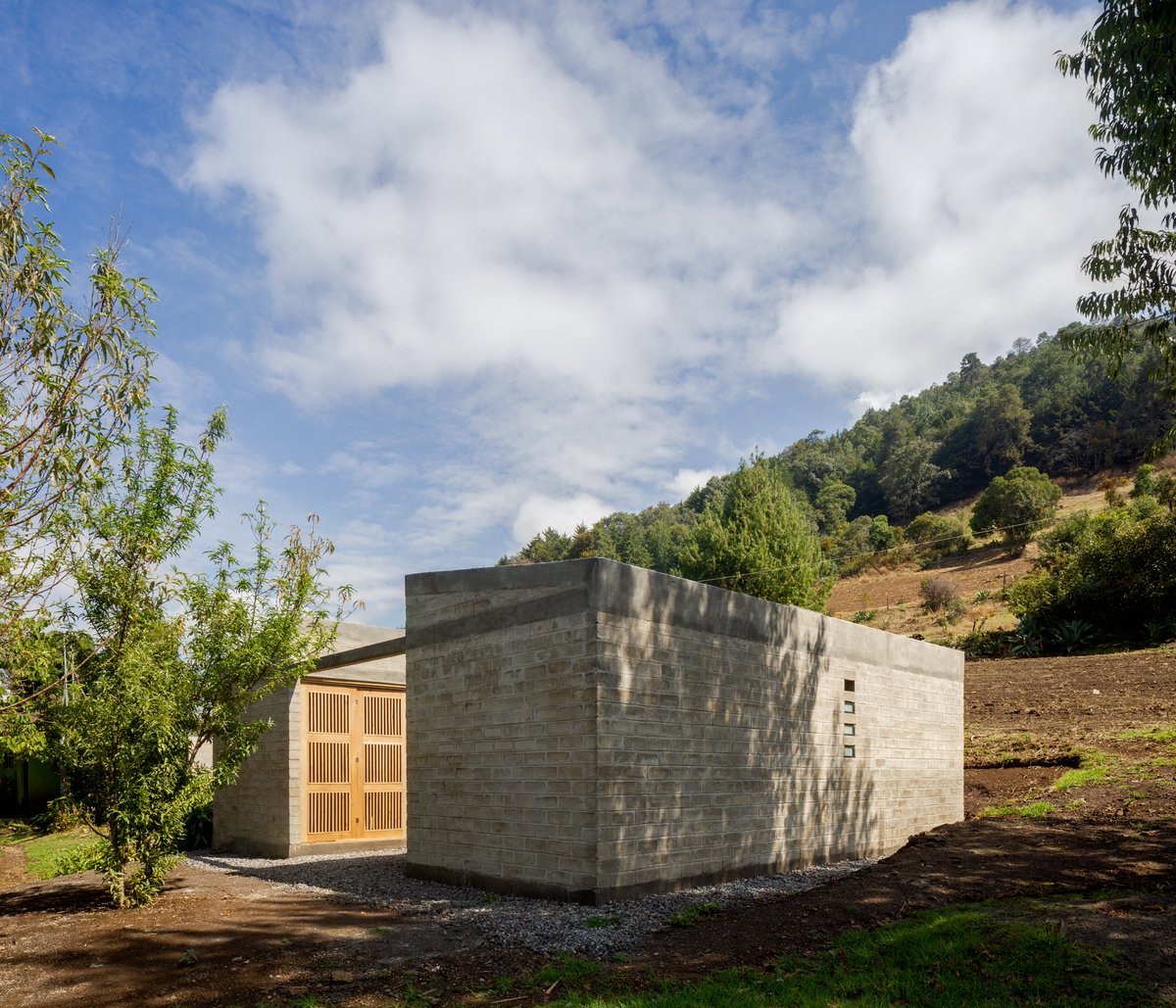 adesignw's tweet photo. The Ocuilan house project was designed to create an interaction among the two main stories of the residence, separating private and communal areas.
https://t.co/RZSQtxPgIS
#ocuilan #postdisaster #housing #Residential #architecture #ecoblocks #stateofmexico https://t.co/YSbRgyew2V