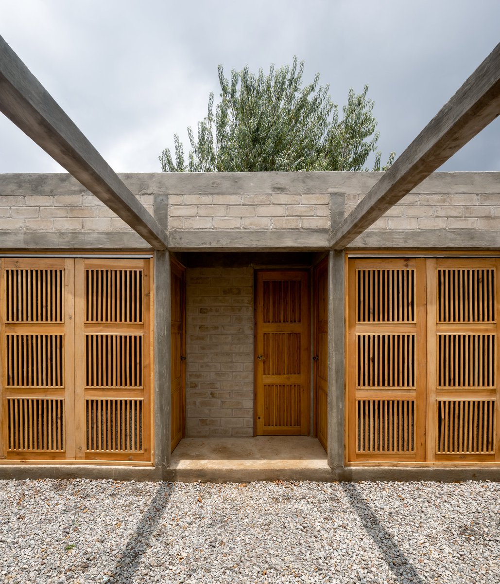 The Ocuilan house project was designed to create an interaction among the two main stories of the residence, separating private and communal areas.
bit.ly/336vREG
#ocuilan #postdisaster #housing #Residential #architecture #ecoblocks #stateofmexico