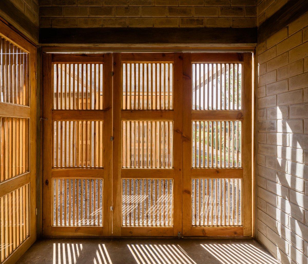 adesignw's tweet photo. The Ocuilan house project was designed to create an interaction among the two main stories of the residence, separating private and communal areas.
https://t.co/RZSQtxPgIS
#ocuilan #postdisaster #housing #Residential #architecture #ecoblocks #stateofmexico https://t.co/YSbRgyew2V