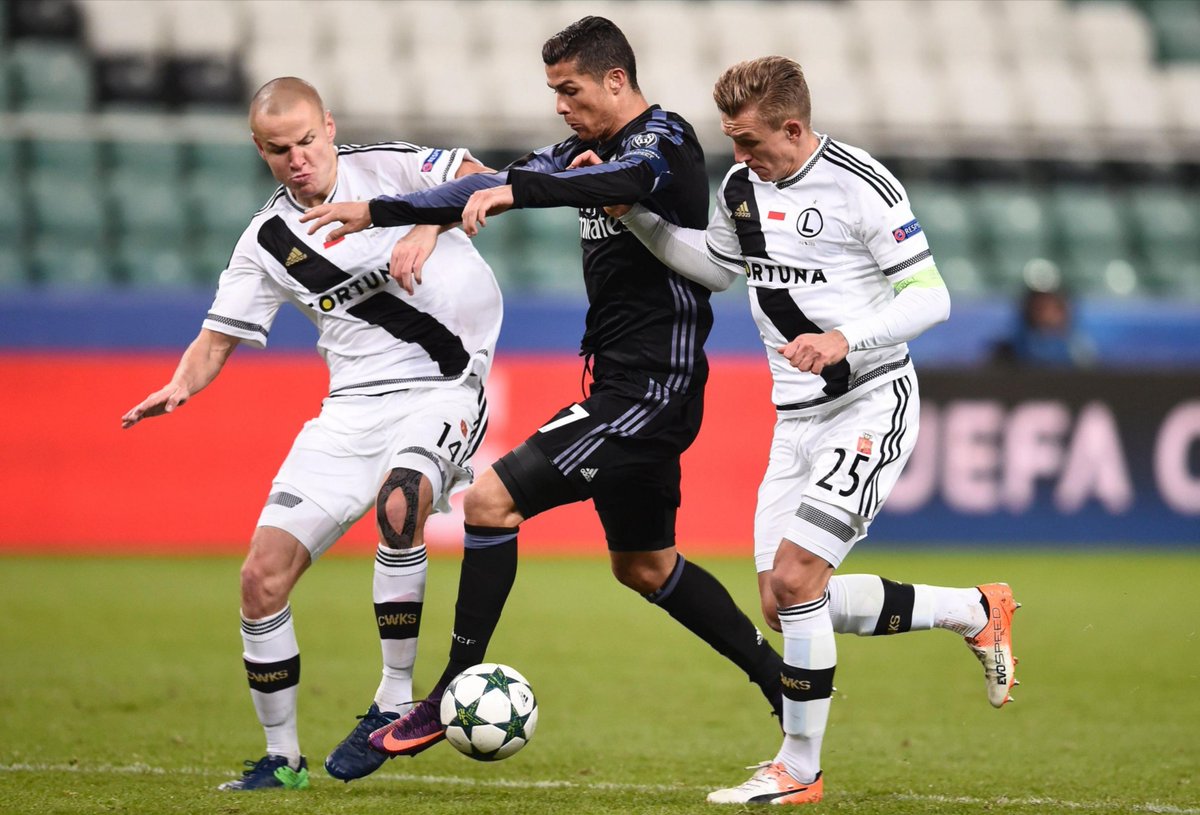 NaszFutbol's tweet photo. Dokładnie trzy lata temu #Legia Warszawa sprawiła gigantyczną niespodziankę i zremisowała 3:3 z #Realem Madryt.
Z tej okazji przypominamy pozostałe, pamiętne mecze polskich klubów w europejskich pucharach.
https://t.co/cxED9aNOfO https://t.co/w9usaUEQvy