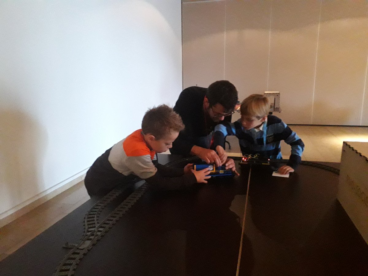 Position switch! De mensen van RVO-Society geven een workshop met de LEGO-trein. 🚂🚃🚃🚃 #Kinderuniversiteit
