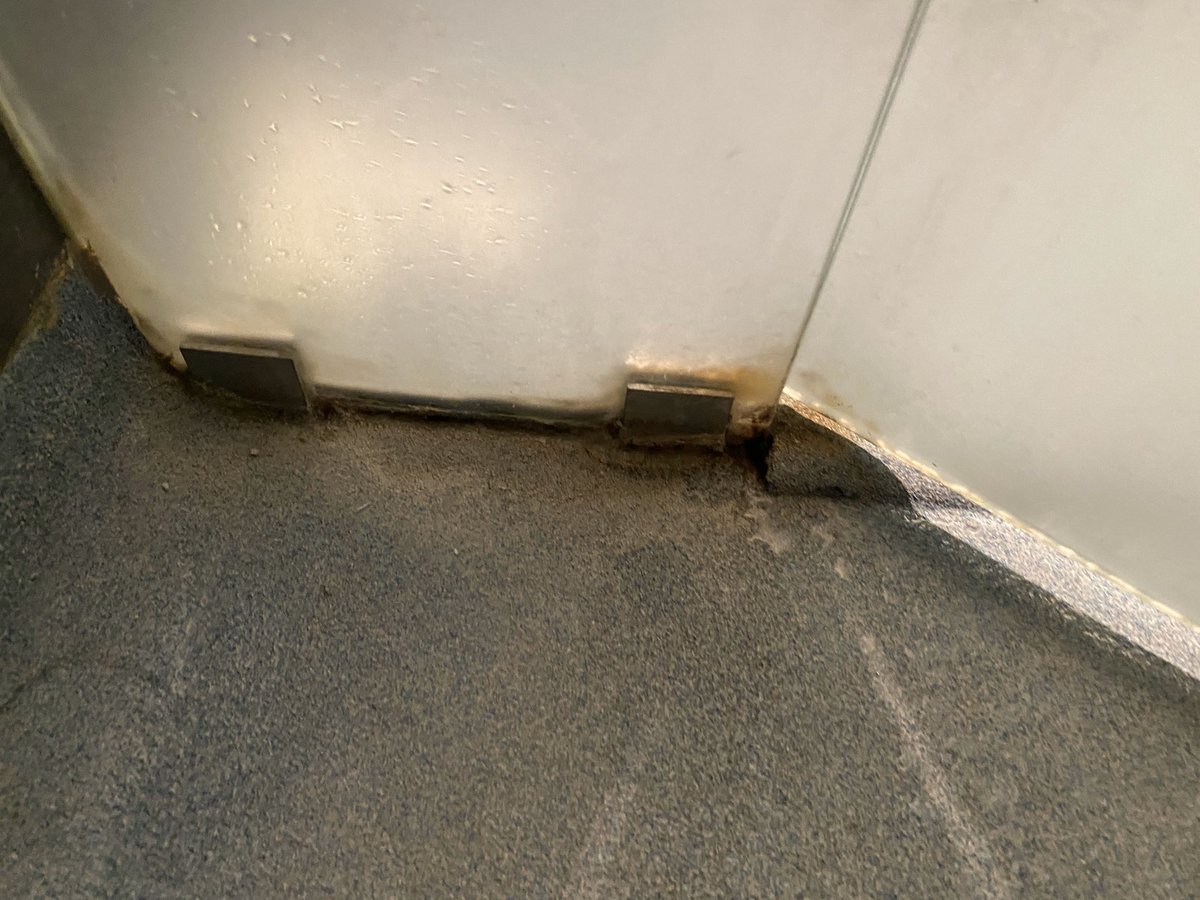 JonnyAppleton's tweet photo. Wow, the 
@ParkPlazaHotels Westminster Bridge has seriously gone down will since I last stayed! One thing that incenses me is poor cleanliness. So easy to achieve but rarely done well! Just look at the spa 😱 My room is not much better! #tryharder https://t.co/hSp944fkac