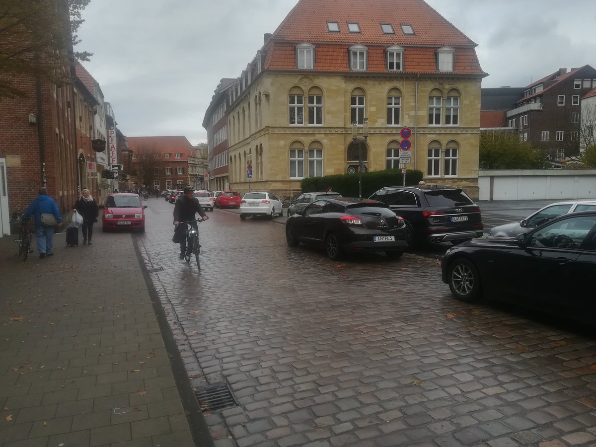 nilsdietrich79's tweet photo. An jedem verdammten Samstag #autogeddon auf der Königstraße #münster. Das ist das Ende der Warteschlange für das Parkhaus in den Arkaden. https://t.co/3vhwx1zGs7