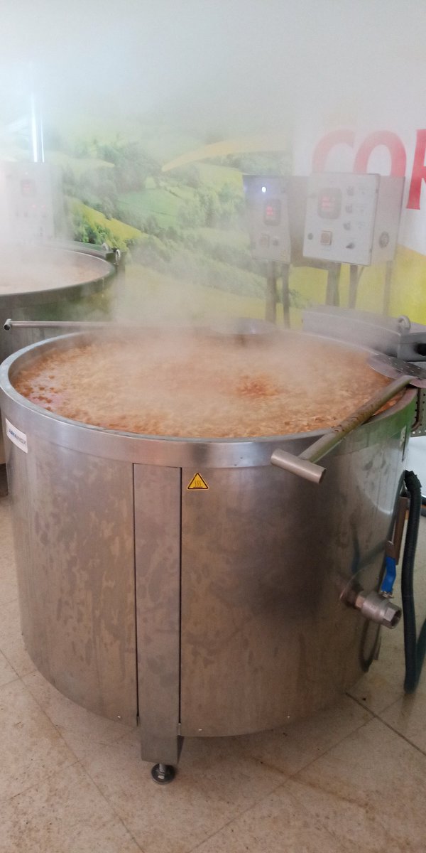 miriamfmata's tweet photo. Segundo día de #caravanaPP ya estamos en Lalín (Pontevedra). Preparan comida para 1.500 simpatizantes, probablemente de los actos más grandes de esta campaña. Casado está hoy con Feijóo y Pastor https://t.co/rLzrw81U1D