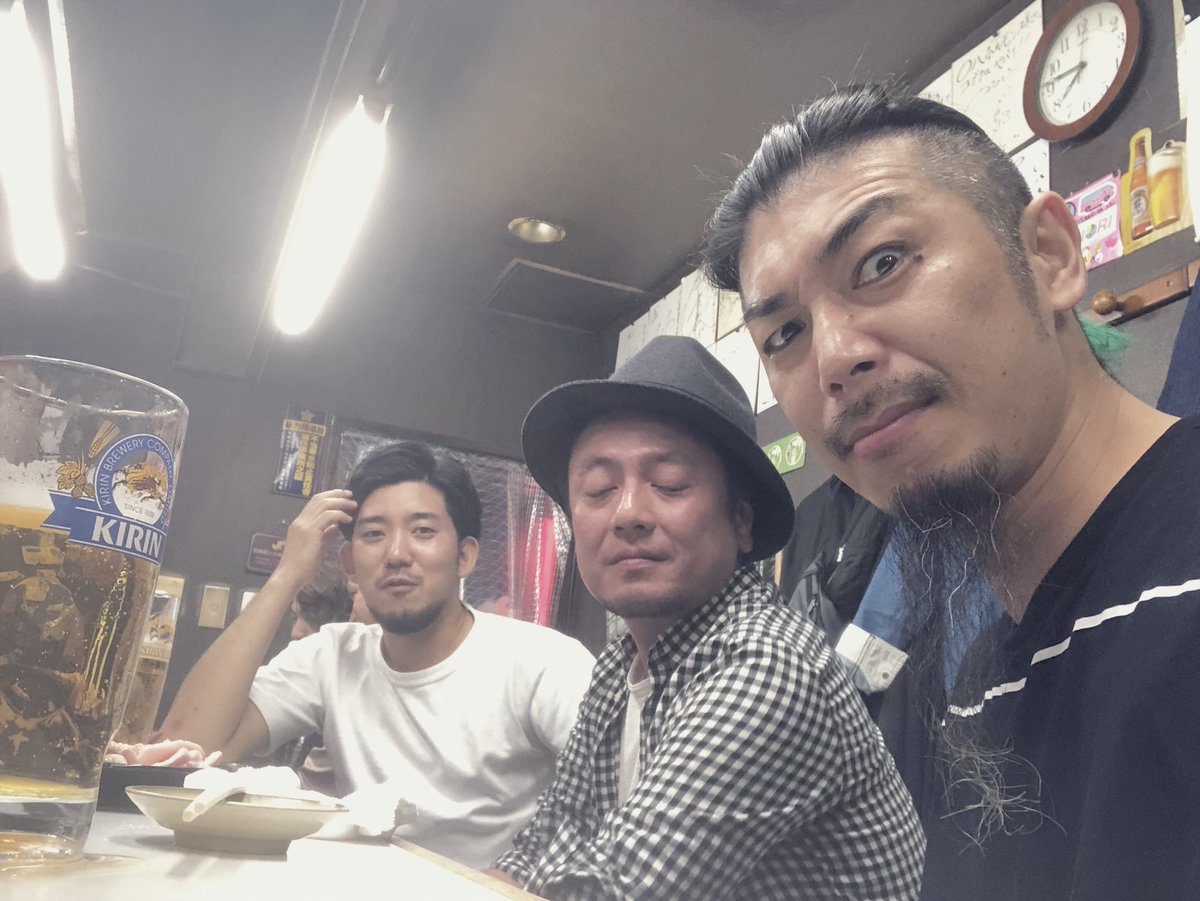 YUKI_JABBERLOOP's tweet photo. 南九州大学でライブ終えて今日は早めに始めてます、今2軒目やけど何軒いけるかな！ https://t.co/WgR0H5xrGt