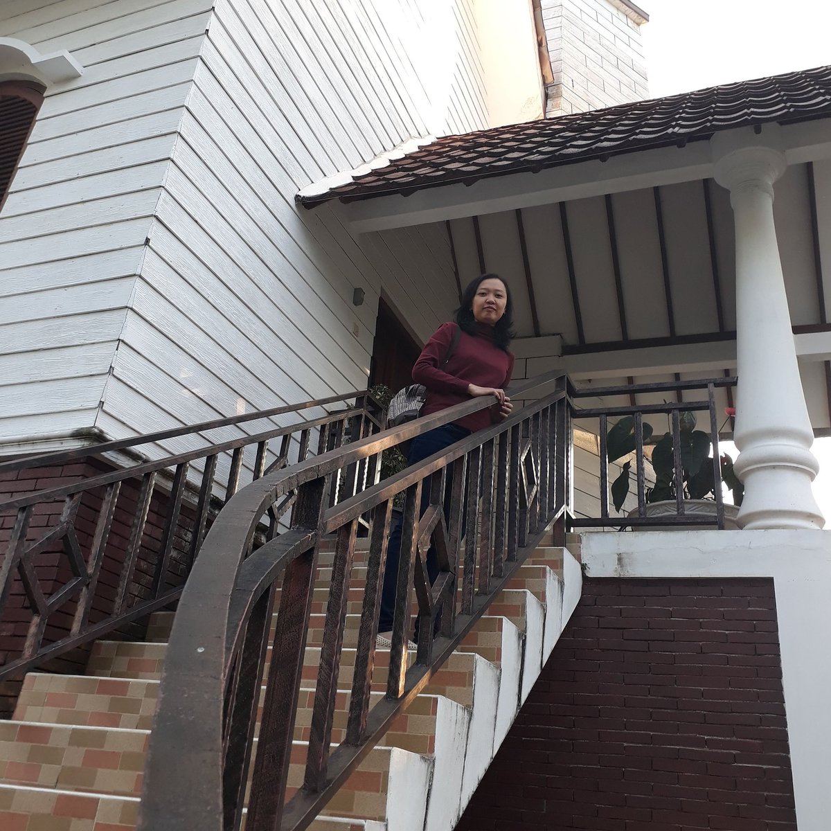 Yustrini08's tweet photo. Berwisata itu menyenangkan namun acap kali saya harus naik turun tangga yang tidak hanya beberapa tapi bisa mencapai puluhan bahkan ratusan anak tangga. Mau tidak mau saya harus melewati tangga-tangga itu.
@IonwaterID
#PilihNaikTangga
#IONWaterID @IonwaterID https://t.co/Bt7cqpgcgL