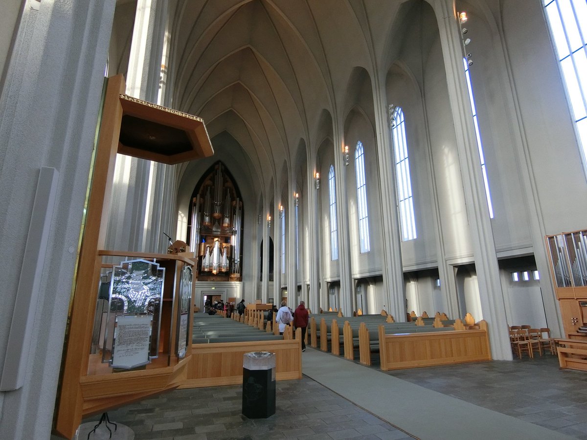 吉田愁 朱夏謳歌したい On Twitter アイスランド旅行ルポ で１番高い建物 ハットルグリムス教会 プロテスタント系の教会 特徴的な外観で 飛び立つロケットのような羽ばたく鳥のようなシルエット 唯一のステンドグラスがある廊下は 4枚目のこの角度がお気に入り