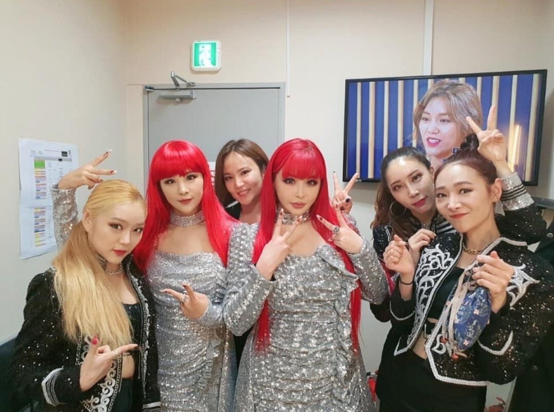 bomarchives's tweet photo. This cracked me up omg the lookalike 😂
____
#박봄 #MAMAVOTE #PARKBOM https://t.co/SDtZTtzgvi