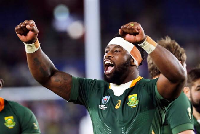 AdriaanBasson's tweet photo. Captain, my captain. Siya Kolisi. A giant amongst men. Respect. #RugbyWorldCupfinal #Worldchamps @Springboks #StrongerTogether #SouthAfrica @Sport24news 🇿🇦🇿🇦🇿🇦 https://t.co/Dj8CwcMW5o
