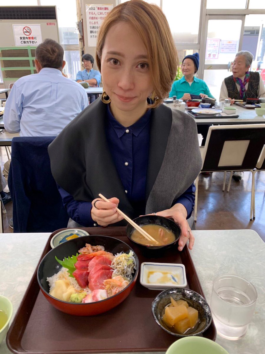 丸木かすみ Twitterren 横浜南部市場に行って海鮮丼を食べ 巨大セロリに出会い 食材を手に入れ 慣れない魚を捌き お家お祝い 夏休みは今日まで