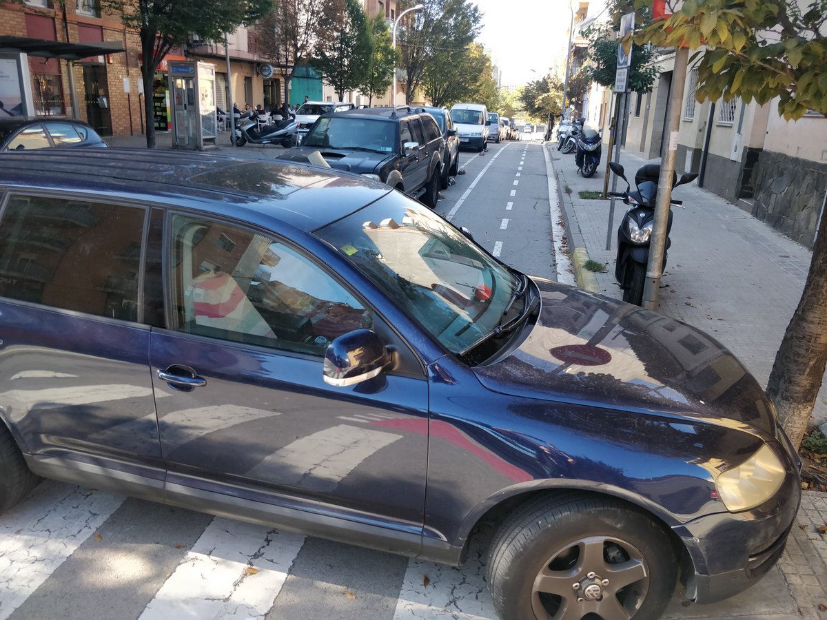 AparcaMiR's tweet photo. En tot el carril bici #3758DJT #AparcaMiR #Montcada i #Reixac #MiR https://t.co/2JNtFeKtLK