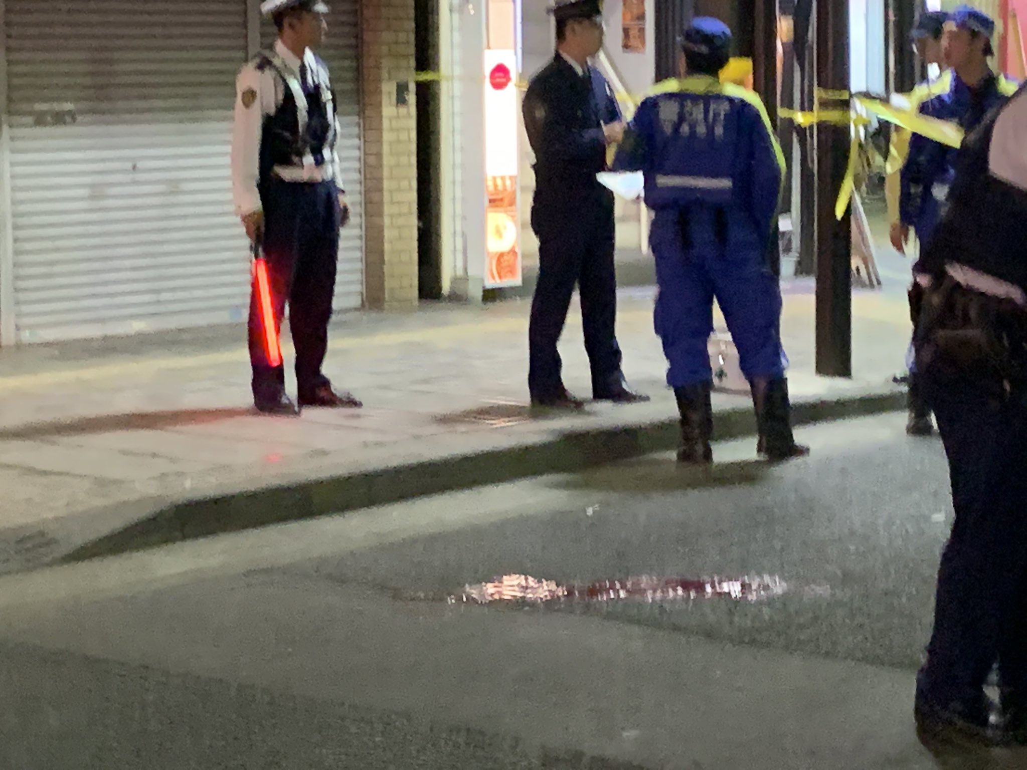 立川駅前の事故で道路に血溜まりができている画像