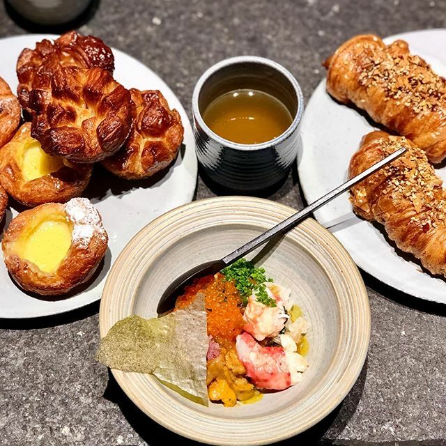 jokuti's tweet photo. Breakfast at Noma. Once in a lifetime! Craziest day of the year! 🎄
#jokuti_denmark
#foodie #noma #breakfast #nomacph #dayofferments #donburi #hartbageri #breakfastatnoma #worlds50best #fermentation #reindeerbroth #uni #seaurchin #seafood #spandauer #sausageroll #pastry #cop… https://t.co/cC5pzaaxVH