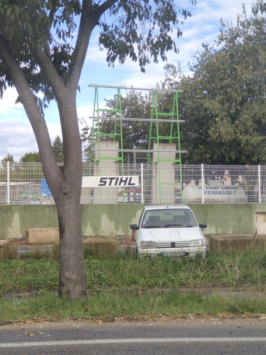 MichelWeldom's tweet photo. Je me gare pas n'importe où ! #stihl #qualité #weldomiser #fuckRyobi https://t.co/9gd7NHitJK