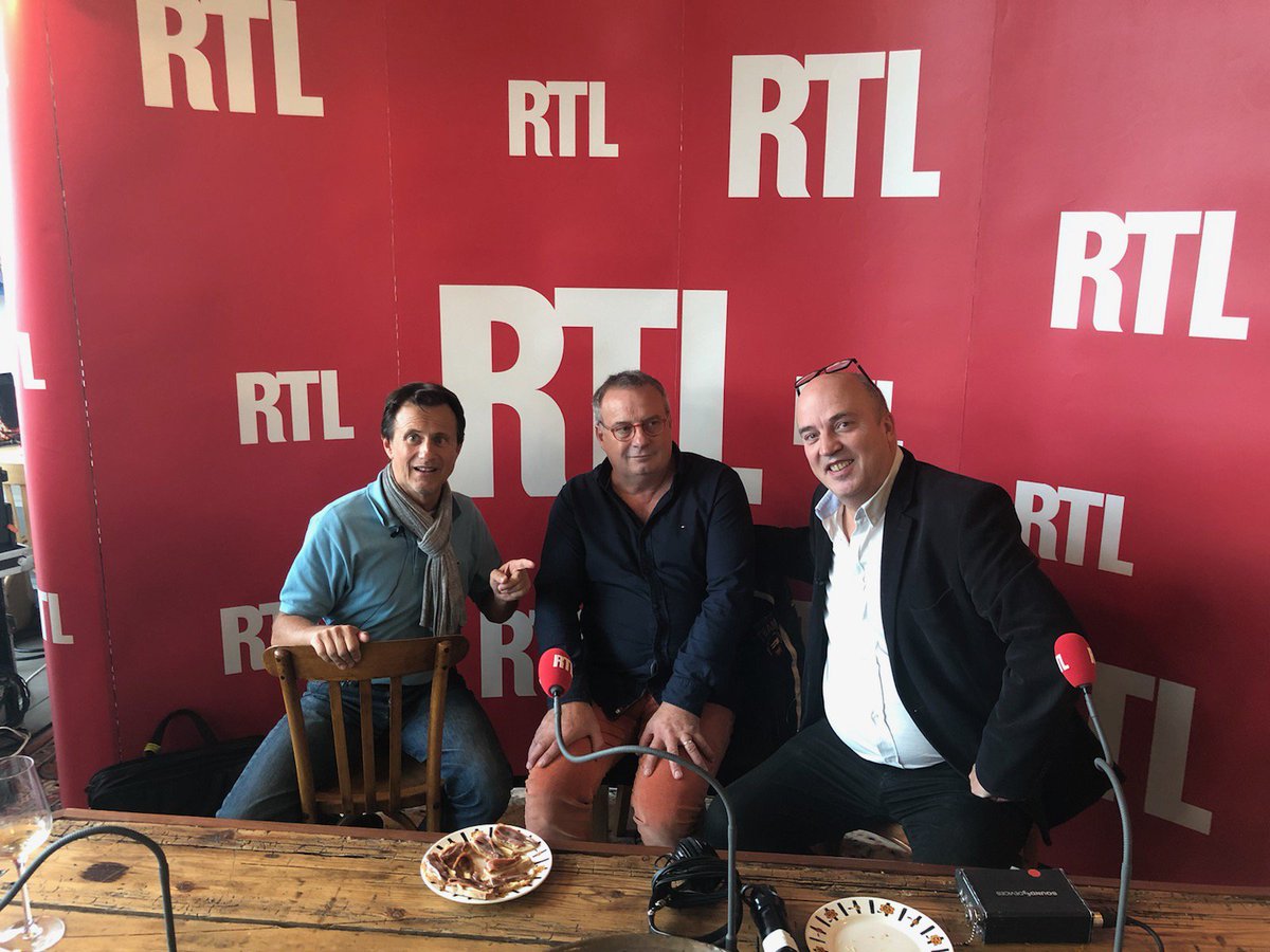 Les 3 Vincent au restaurant "C'est ici" à #Roscoff pour l'émission exceptionnelle de <a href="/RTLFrance/">RTL France</a>.