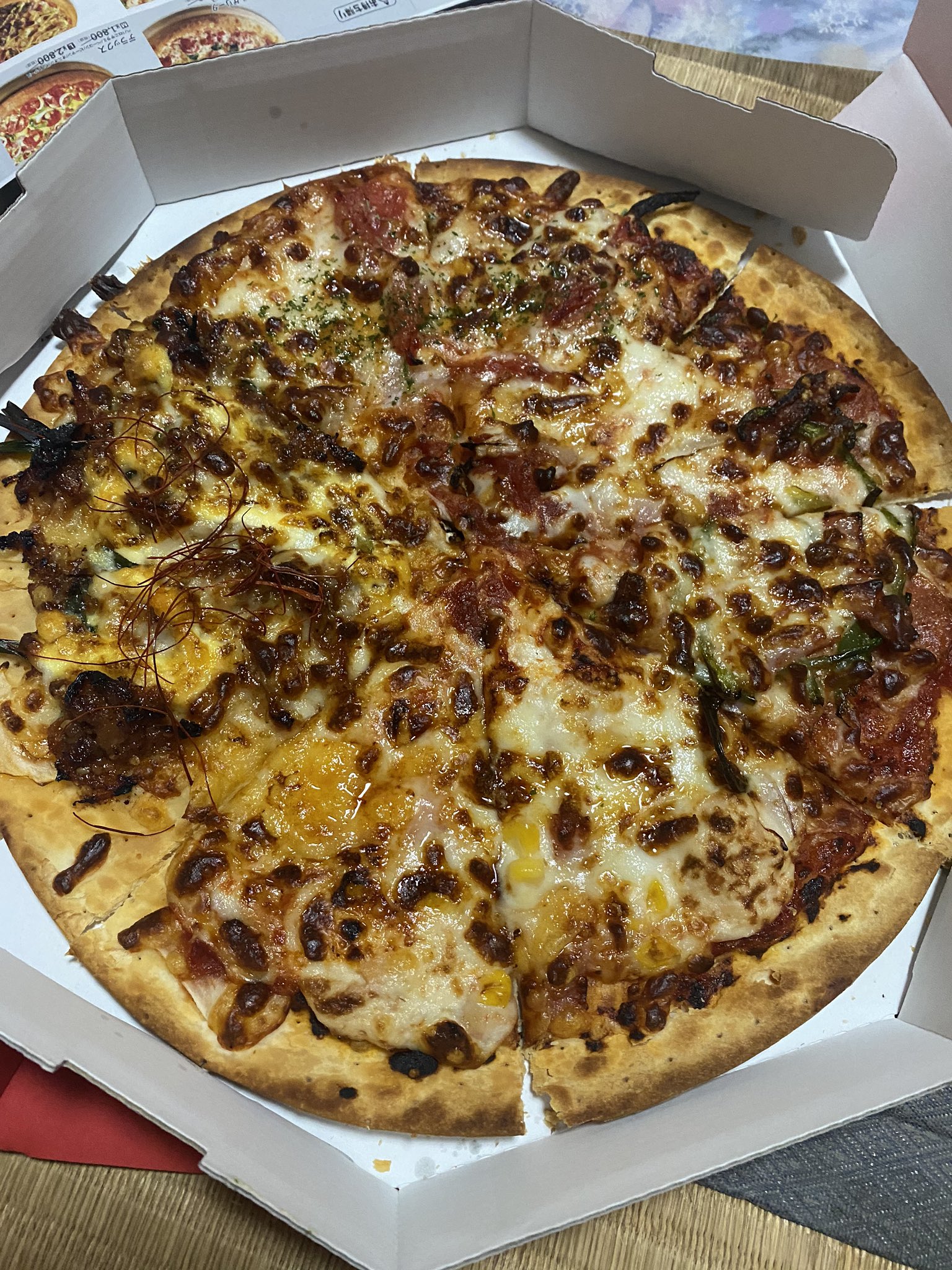 Kenji ピザハットでテイクアウトしたけど 開けたら中身は焦げてた 食べても焦げていて テイクアウト50 割引でも こんなので半額なら買わなきゃよかった ピザハット 焦げていて何を買ったのか分からない 食べても焦げていて何を頼んだ