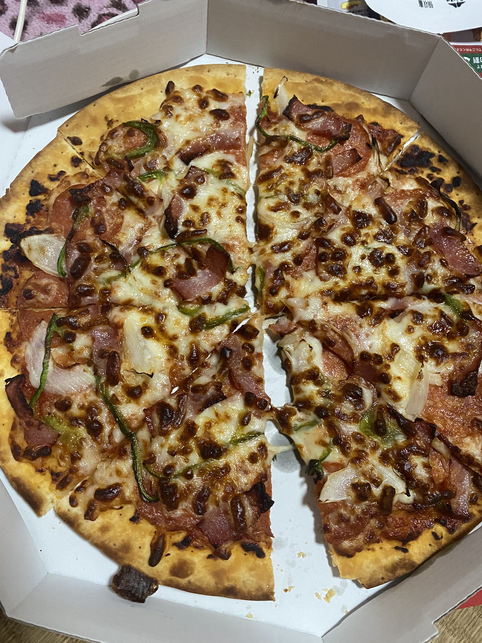 Kenji ピザハットでテイクアウトしたけど 開けたら中身は焦げてた 食べても焦げていて テイクアウト50 割引でも こんなので半額なら買わなきゃよかった ピザハット 焦げていて何を買ったのか分からない 食べても焦げていて何を頼んだ