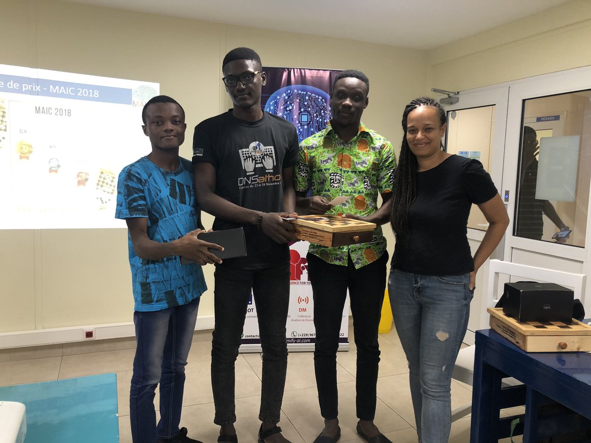 mifyai's tweet photo. Remise de lots aux gagnants de l’année dernière. Il s’agit des équipes #SLH, #WTH de l’Ecole Polytechnique d’Abomey-Calavi (#EPAC) et l’équipe #Systify de la start-up Systify. https://t.co/sGl5NOwmim