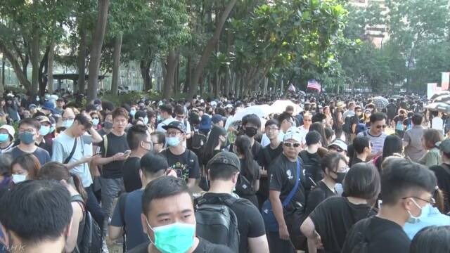 MHiesboeck's tweet photo. Nov 2 in Hong Kong: thousands in the street in both peaceful and violent protests, lots of teargas, random arrests of hundreds of civilians and multiple pro-democracy council candidates ARRESTED in the most brutal way. 
#CPC is turning HK into a police state. @HawleyMO @iingwen https://t.co/fG6lmP8ZAK