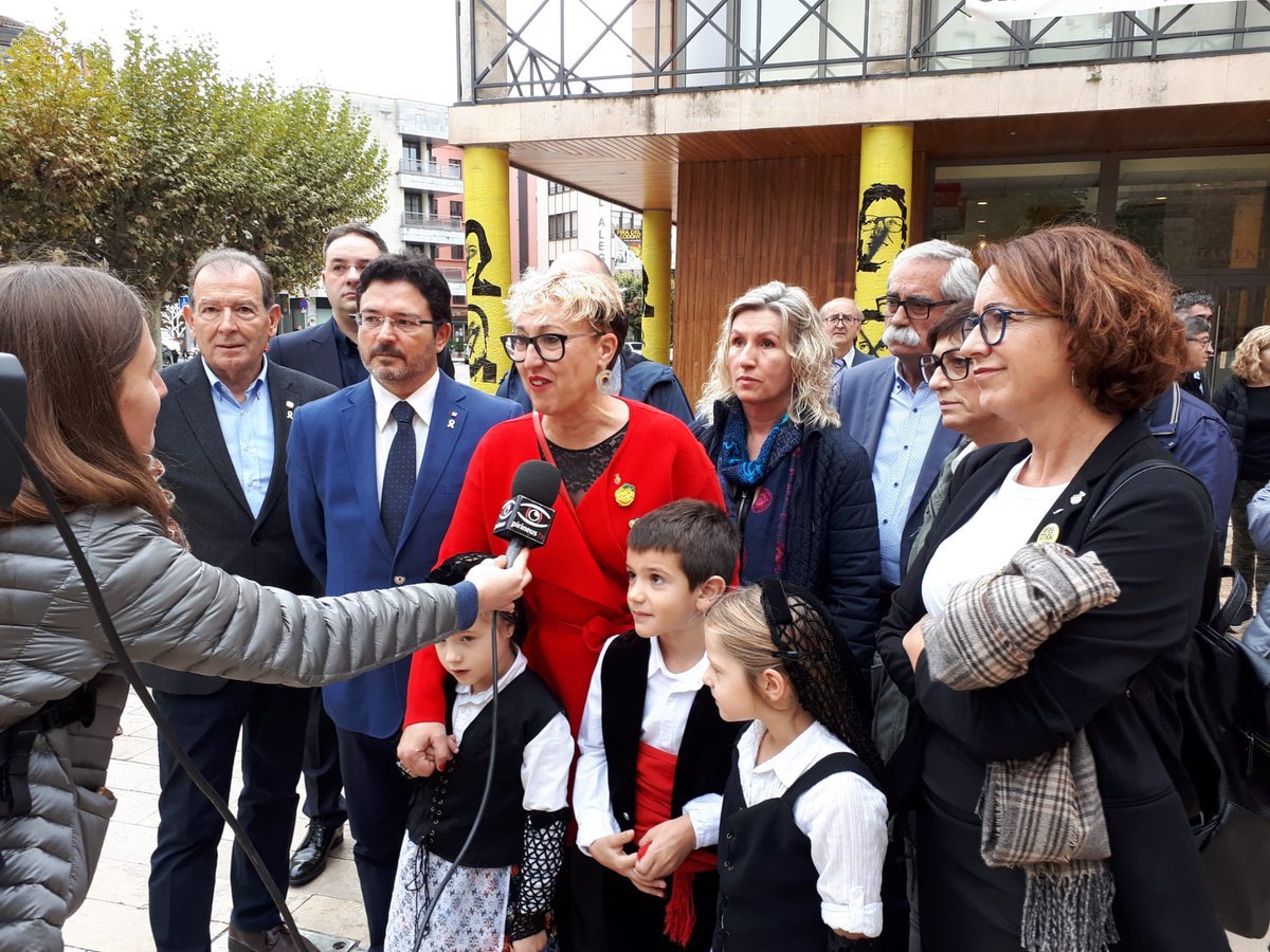 govpirineuiaran's tweet photo. La #delegada @RosaAmorosC participa en l'obertura de la #FiradelCodony de #Tremp, posteriorment passejada amb les autoritats pels carrers https://t.co/AUXhUTB9Us
