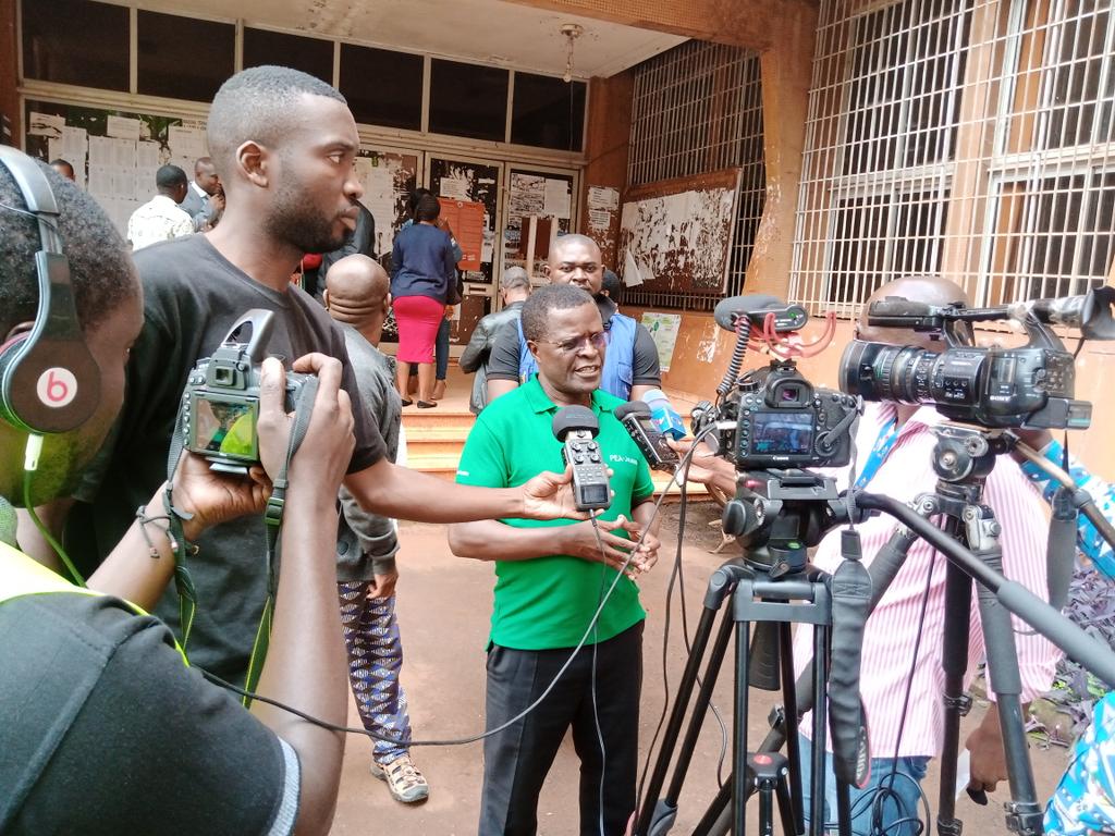 Fin de la tournée de M. Murangira par Bafoussam ce jour. Il y a écouté les jeunes du Nord-Ouest constitués, déjà, en réseau. Initiative encouragée par le BIT, les représentants du gouvernement et le PEA-Jeunes.

<a href="/ILOAfrica/">ILO Africa</a>
<a href="/UN_Cameroon/">UN_Cameroon</a>