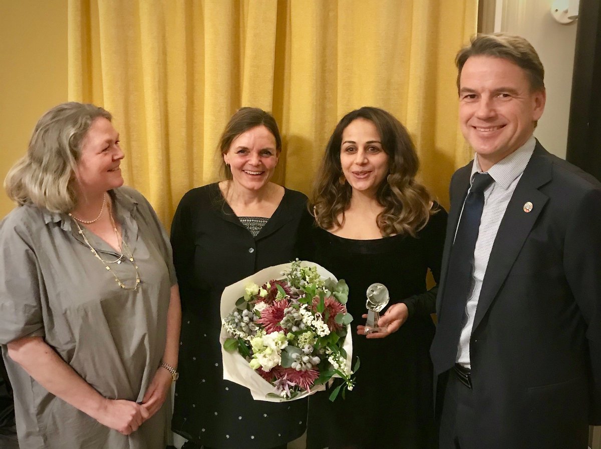 Christian Friis Bach (@christianfbach) on Twitter photo Stort tillykke til Haifaa Awad <a href="/ArabiYa86/">Haifaa Awad</a> med Ole Lippmann prisen hos <a href="/Udenrigs_DK/">Det Udenrigspolitiske Selskab</a>. Så fint at få lov til at motivere. En værdig og vældig prismodtager, der har vist mod og engagement for demokrati, frihed og beskyttelse af flygtninge fra Syrien.. Stort tillykke til Haifaa Awad <a href="/ArabiYa86/">Haifaa Awad</a> med Ole Lippmann prisen hos <a href="/Udenrigs_DK/">Det Udenrigspolitiske Selskab</a>. Så fint at få lov til at motivere. En værdig og vældig prismodtager, der har vist mod og engagement for demokrati, frihed og beskyttelse af flygtninge fra Syrien..