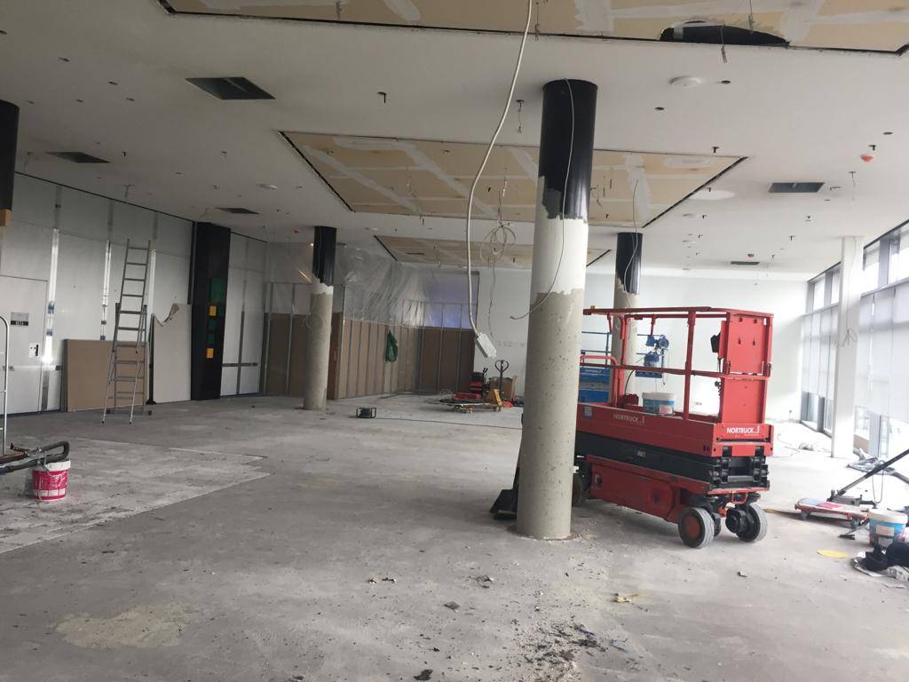 InnsideBremen's tweet photo. Die letzten Arbeiten werden getätigt, die Möbel eingeräumt &amp; nochmal ordentlich durchwischen 👷🏻‍♂️👷🏼‍♀️

Wir erstrahlen in neuem #design und frischem #stil - #staycurious ✌️ https://t.co/ByryO9W33u