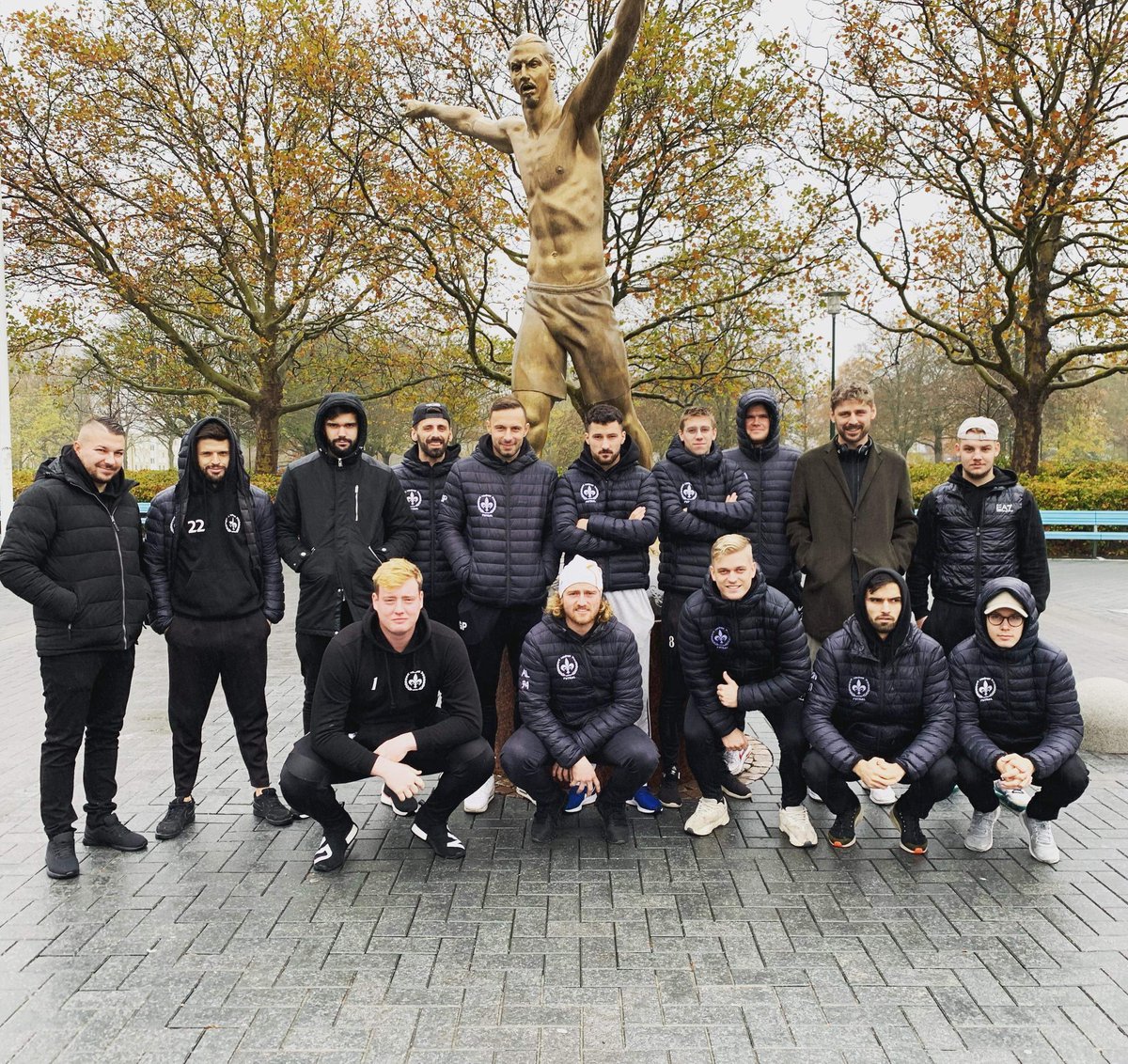 Lidkutdfutsal's tweet photo. Vi gör ett stopp vid @Ibra_official staty och tar en hederlig lagbild. Nu är siktet inställt på matchen. Håll utkik!
#LuOnTour #tutri https://t.co/QY7YzXy3xc