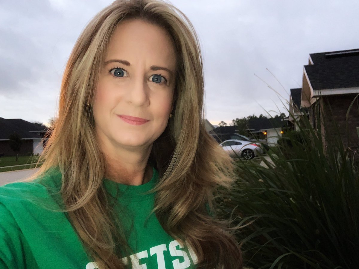 teresaamrizzo's tweet photo. Last day of grad school! Couldn’t have done it without my family support and my team of friends behind me! Forever grateful for all of their patience, advice, and love. #GoHatters #stetsonedleadership https://t.co/XirOhfXDBn
