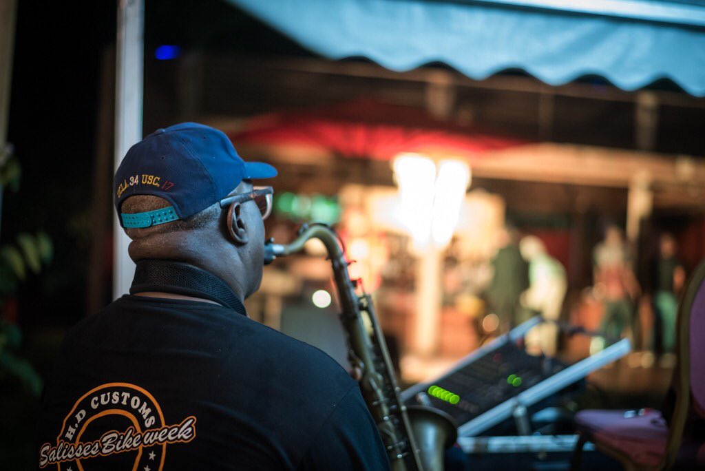 Entre amis, Le Before c’est encore mieux. Soyez des nôtres pour la prochaine édition, et ce dimanche avec DJ Issa aux platines. 🌞🍸
_
RSVP : +237 677 93 35 15 | +237 694 32 54 30 #Feelsofluxury #AkwaPalace