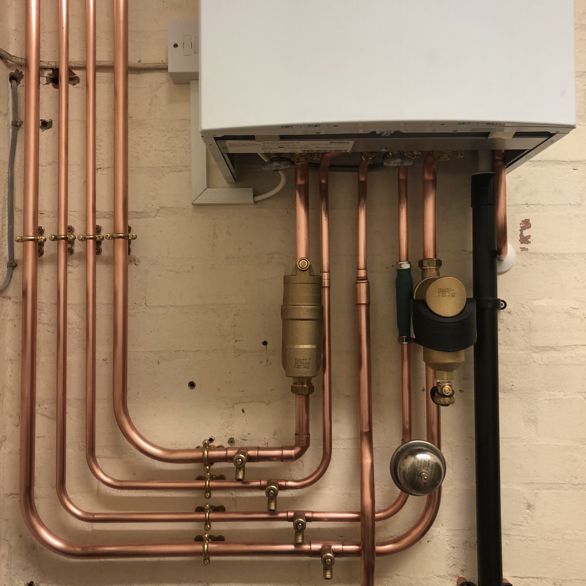 pbplumber's tweet image. System conversion 👏🏽
Enjoyed this job a lot, the bend on the flow didn’t sit right for the air separator or the drain cock so was sacrificed for an elbow 🤷🏼‍♂️
Vaillant EcoTec Plus 832 and Spirotech Duo 👌🏽
#Plumber #Advance 🐰