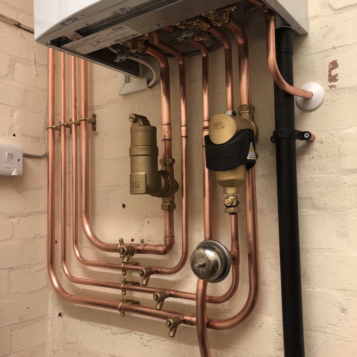 pbplumber's tweet image. System conversion 👏🏽
Enjoyed this job a lot, the bend on the flow didn’t sit right for the air separator or the drain cock so was sacrificed for an elbow 🤷🏼‍♂️
Vaillant EcoTec Plus 832 and Spirotech Duo 👌🏽
#Plumber #Advance 🐰