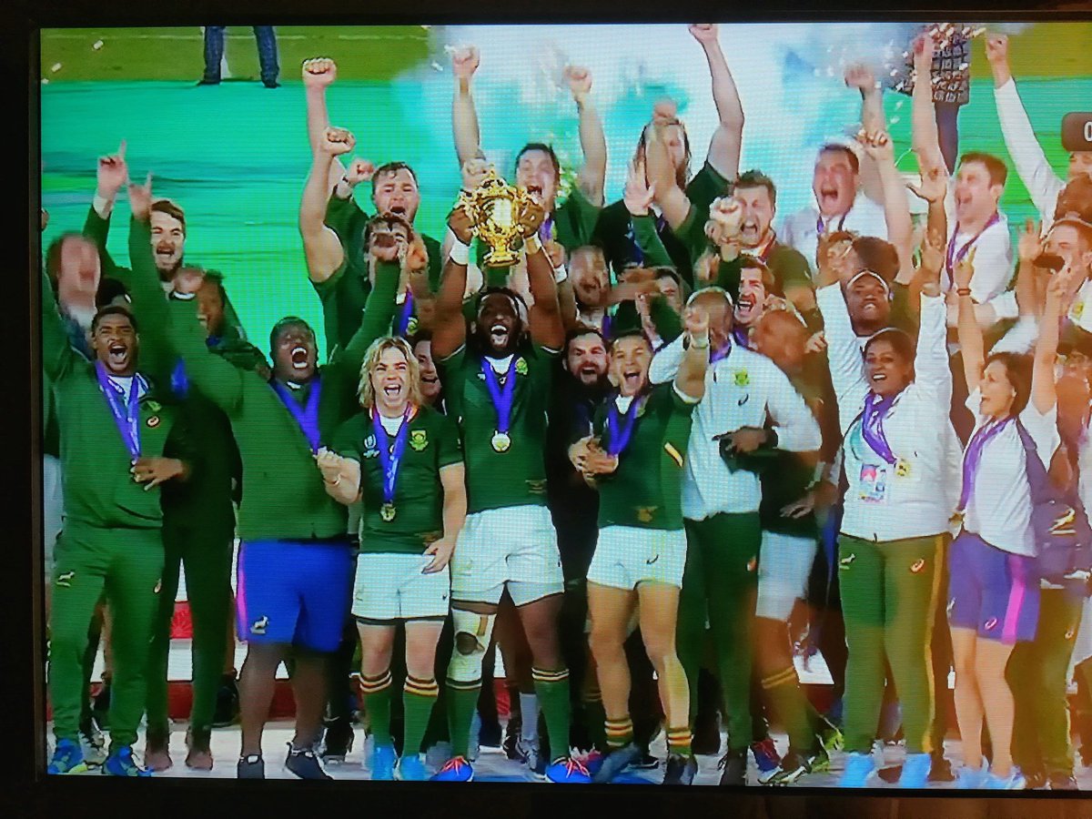 Meshaan007's tweet photo. Siya back home with the cup #RugbyWorldCupfinal #RWCFinal #SiyaKolisi #Springboks #StrongerTogether #Bokke https://t.co/0Kwv2LC2y5