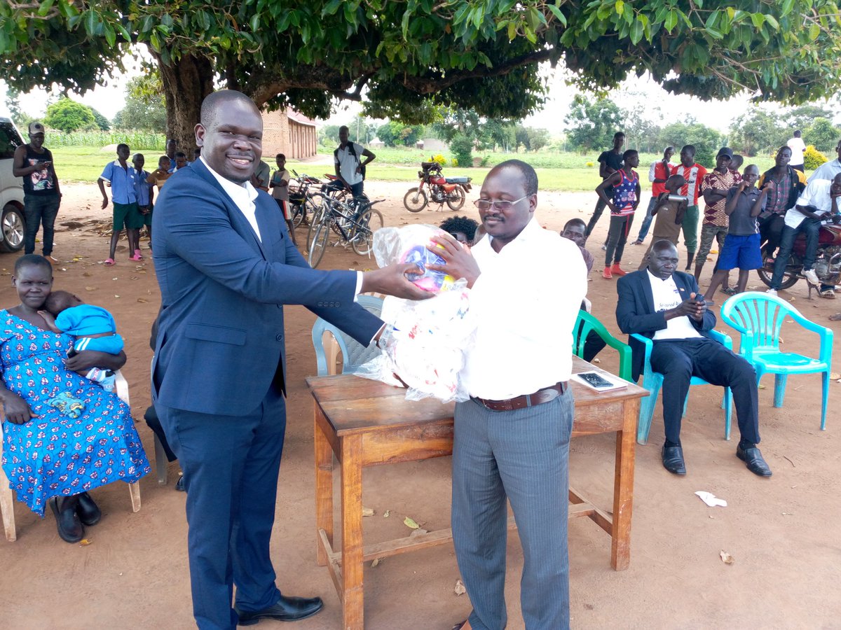 EruteNorth's tweet photo. SPORTS EQUIPMENT'S DISTRIBUTION.
Items given out were Balls for football, netball, valley ball, football nets, jerseys and many other things. Schools and local sports club received some of these supports for both men and women. Read more;
https://t.co/nQEFbIGkLq https://t.co/TsUKV8qj30