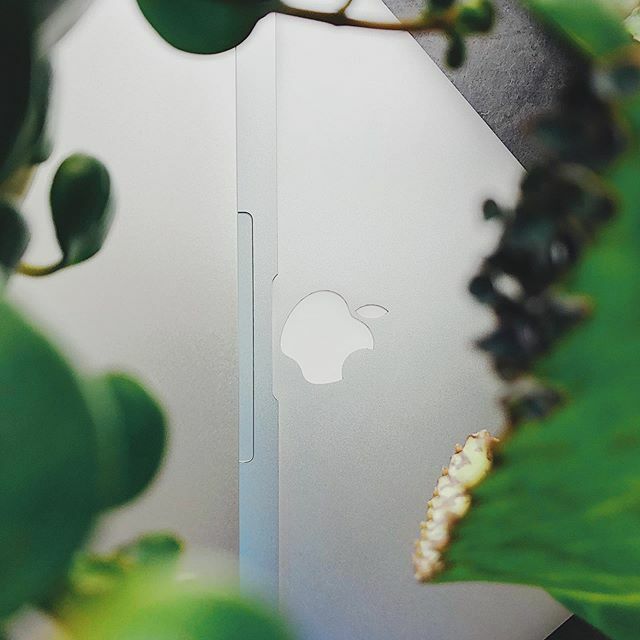 iskubor's tweet photo. #dzieńdobry 🙌
W moje ręce trafił kolejny #macbookair 💻
Wersja #8gbram oraz #128gbsdd 🤟
Produkt uruchomiony i już jutro leci do @pani3758 ☺️
Jeszcze tylko krótkie szkolenie 🤓
„Tu się otwiera i działa” 🤩
.
.
.
#macbook #macbookair13 #macbook13 #macosstartup #macos #macosca… https://t.co/ijPAkbrnVP