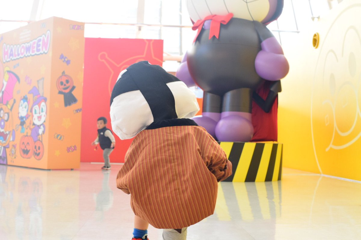 P07tsh's tweet photo. この前は
手作りおむすびマンのコスプレで
アンパマンミュージアムに
行ってきたよ〜🍙

幸せそうな息子を見てたら
私まで幸せな気持ちになりました🍙

4枚目はアンパマンを見つけた時の
息子です😊💓 https://t.co/rzWav0GiOv
