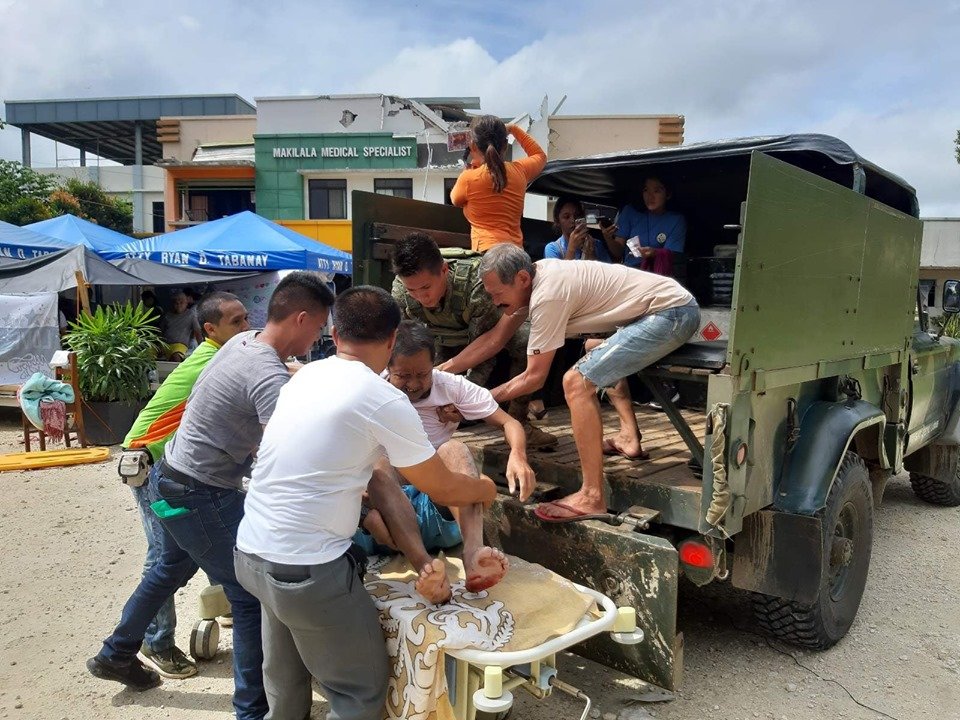 AFPCRS's tweet photo. Bravo company led by Sgt Sumaliday (Inf) PA, rescued and assisted the Civilian Populace hit by falling debris during the earthquake at New Bulatukan, Makilala,Cotabato.
#AFPinAction #AFPyoucanTRUST
(c) SmashersBattalion https://t.co/NCboYHkowY