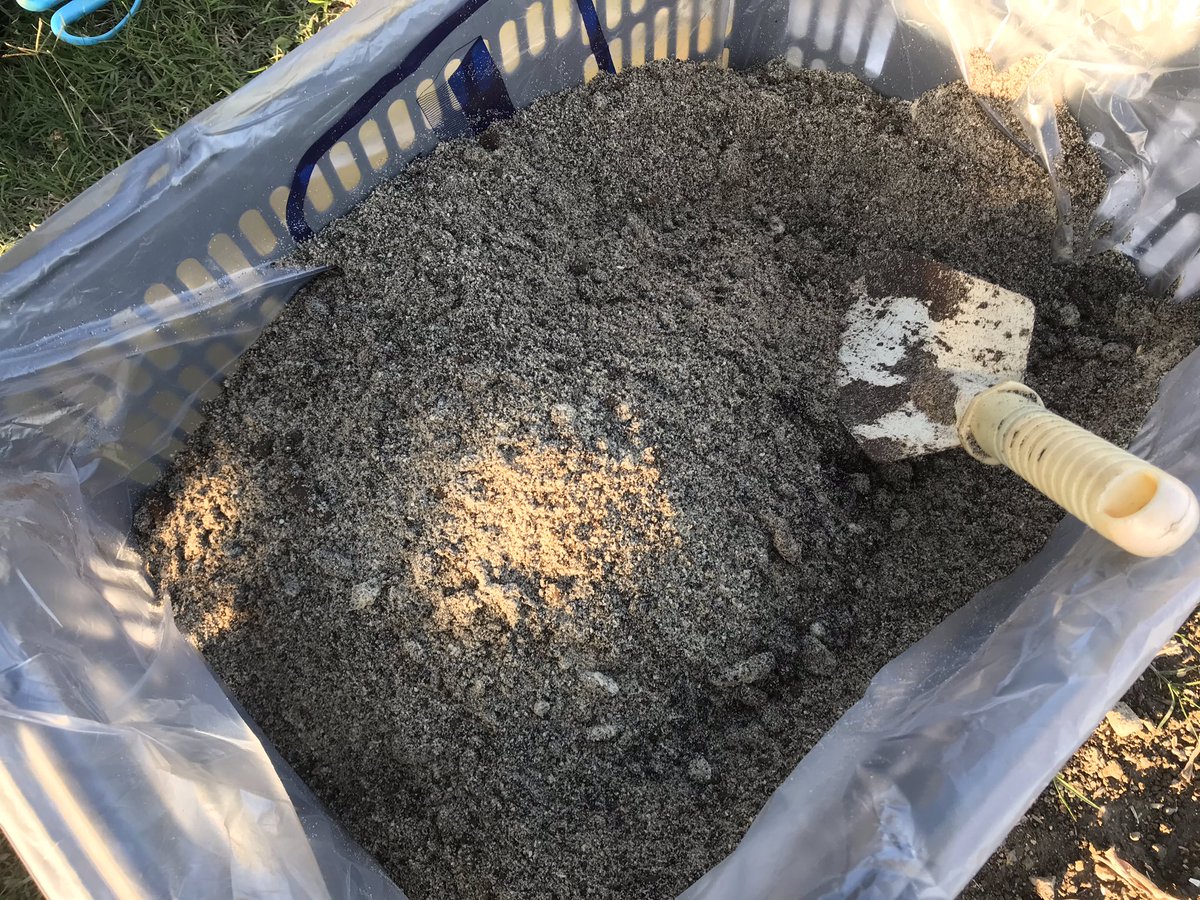 キムラマン 半月前に仕込んだボカシ肥 今回は混ぜ込みがいつもより少なかったけど 取り敢えず完成という事にしよう これだけあれば ひと冬使えそうです 土作り 生ゴミ堆肥 堆肥作り コンポスト ボカシ肥