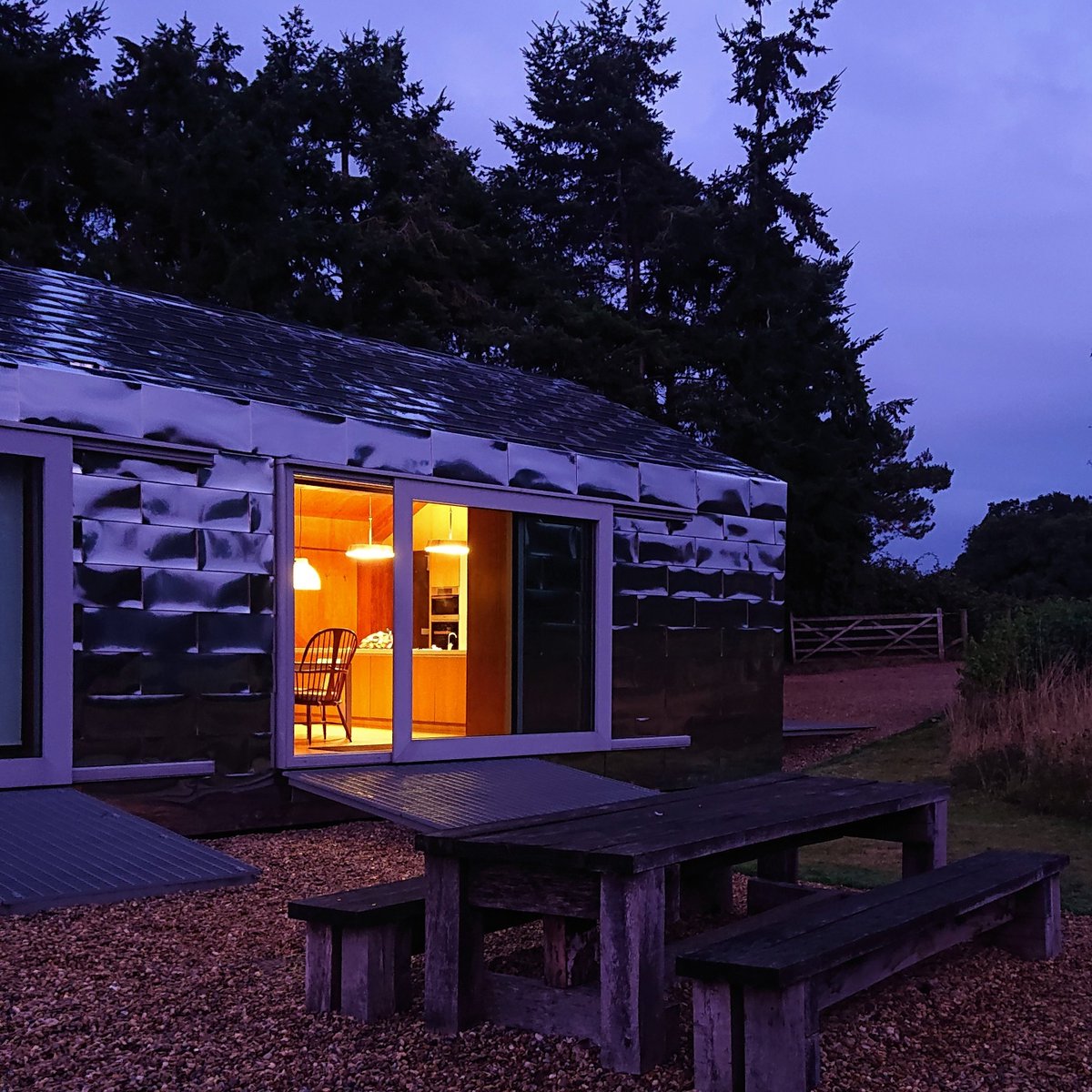 If you missed Halloween,come to #BalancingBarn next weekend and start all over again! Last minute stay available at reduced rate. Get a group of friends together and enjoy the magic of autumn in #Suffolk. Book now living-architecture.co.uk/the-houses/bal…
#coolstays #unusualplaces #lastminutebreak