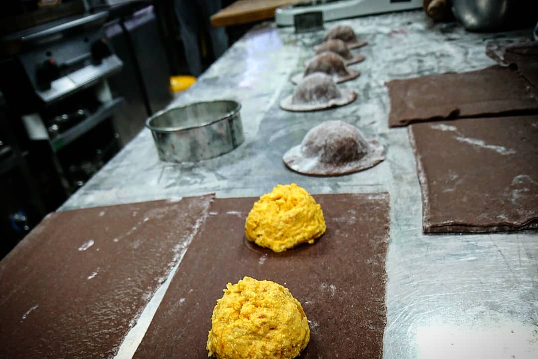 DanoChef11's tweet photo. Cocoa Ravioli, Jerusalem Artichoke Puree, Pecorino, Spiced Pumpkin Seeds.
Filling is made with fresh Ricotta &amp; Prince Crown Squash which we preserved this time last year. 
Finished with Beurre noisette and few drops of Lemon juice.
#ninearchesrestaurant https://t.co/vdhs2sLrRy
