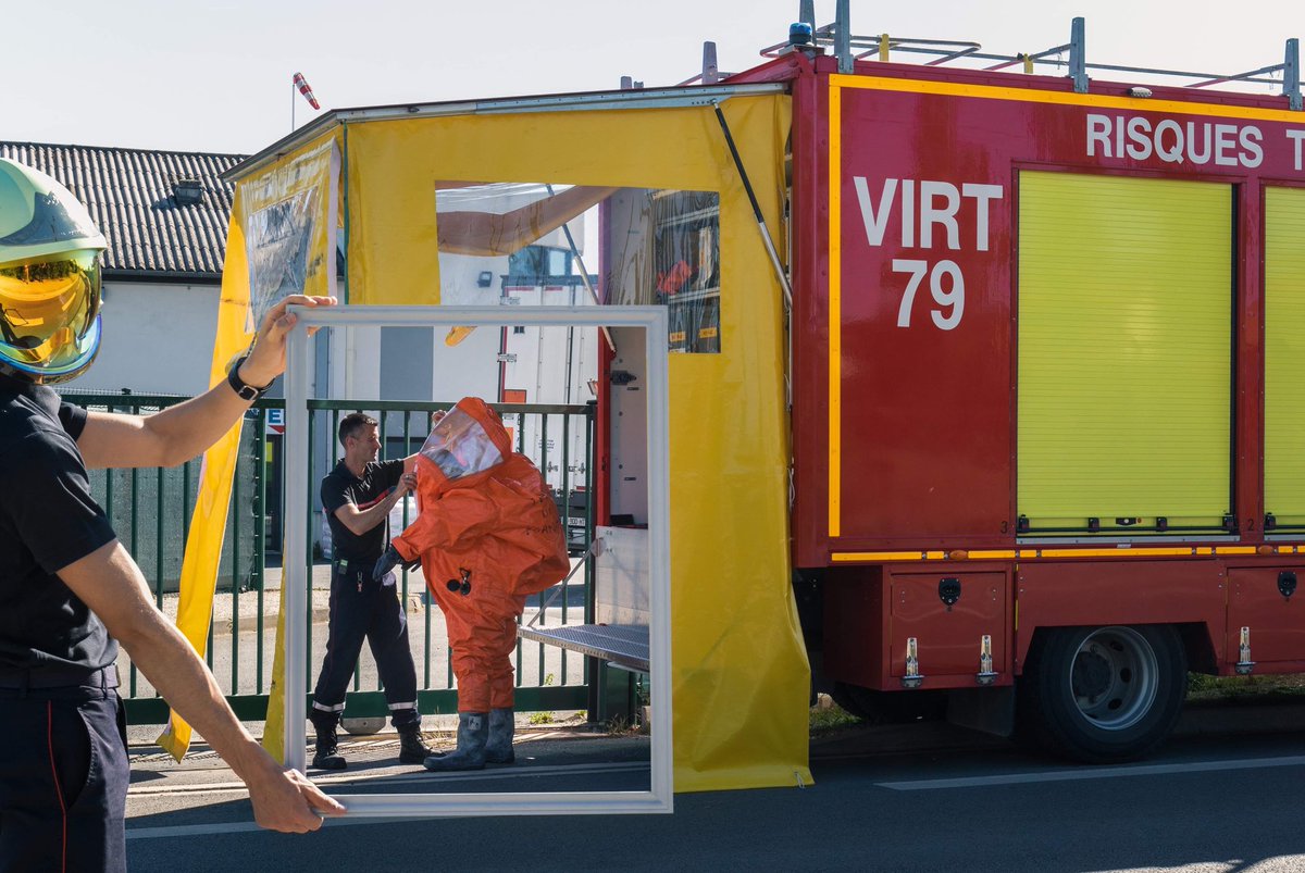 Valentin_Magnan's tweet photo. Quelques photos du calendrier 2020 des sapeurs-pompiers de Niort. @AllioneFNSPF @PompiersFR @rescomSP @e_niort https://t.co/VLg5deZ5Px