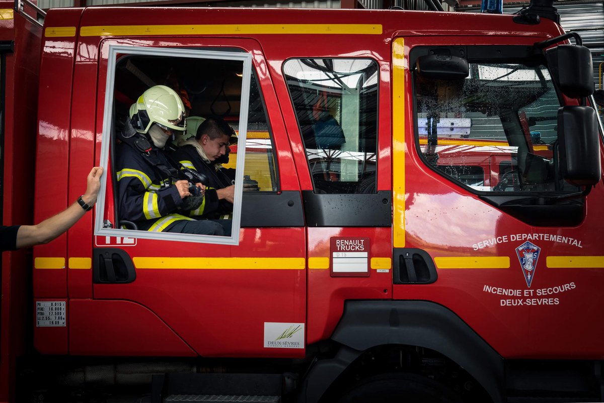 Valentin_Magnan's tweet photo. Quelques photos du calendrier 2020 des sapeurs-pompiers de Niort. @AllioneFNSPF @PompiersFR @rescomSP @e_niort https://t.co/VLg5deZ5Px